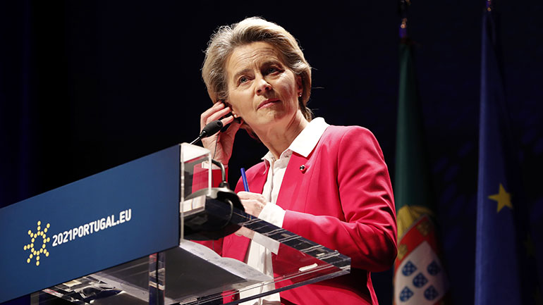 Ούρσουλα φον ντερ Λάιεν: Το συμβόλαιο με την AstraZeneca αναφέρεται σε συγκεκριμένες ποσότητες εμβολίων